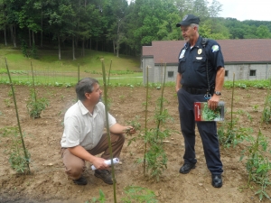 Stacy and Lt. Evans discussing how to grow tomatoes!