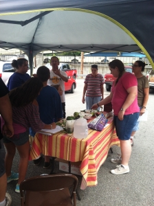 Vinnie Kudva discusses specialty crops with participants